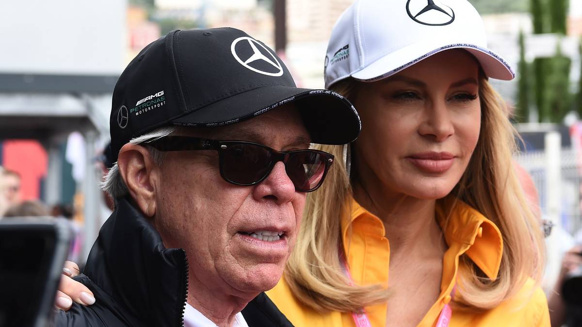 Tommy Hilfiger stattet seit vielen Jahren Teams mit Kleidung aus. Da gehört es sich, dass er dem populärsten Grand Prix gemeinsam mit seiner Frau Dee Ocleppo Hilfiger einen Besuch abstattet