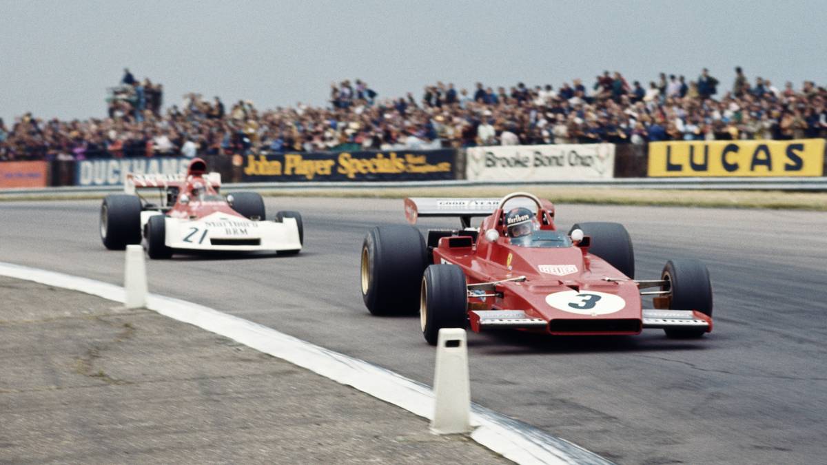 Ferrari sorgt mit diesem Boliden im Jahr 1973 für Aufsehen. Mit seinem schaufelartigen Frontflügel erinnert er an einen Schneepflug. Die Ingenieure hatten die Kühler vom Seitenkasten in die Frontpartie verlagert, daher die breite Front