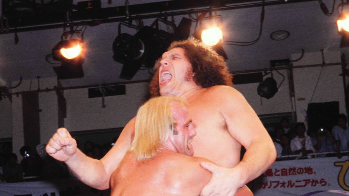Der junge Hulk Hogan in den frühen Achtzigern bei einem Match in Japan gegen Andre The Giant. Eigentlich heißt er Terry Bollea, wurde 1953 in Augusta, Georgia geboren, in jungen Jahren spielte er Baseball und Rockmusik - ehe er bei einem Auftritt in einer Bar in Florida fürs Wrestling entdeckt wurde