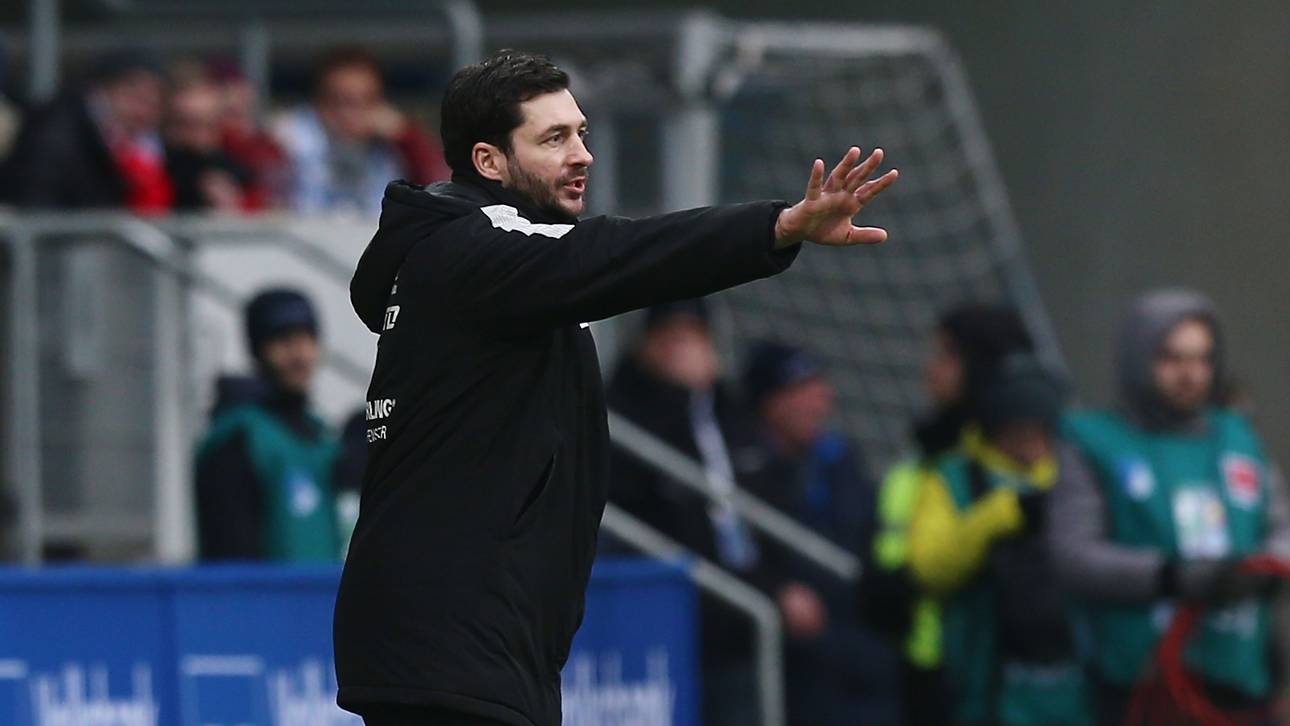 Schwarz mit dem Rücken zur Wand