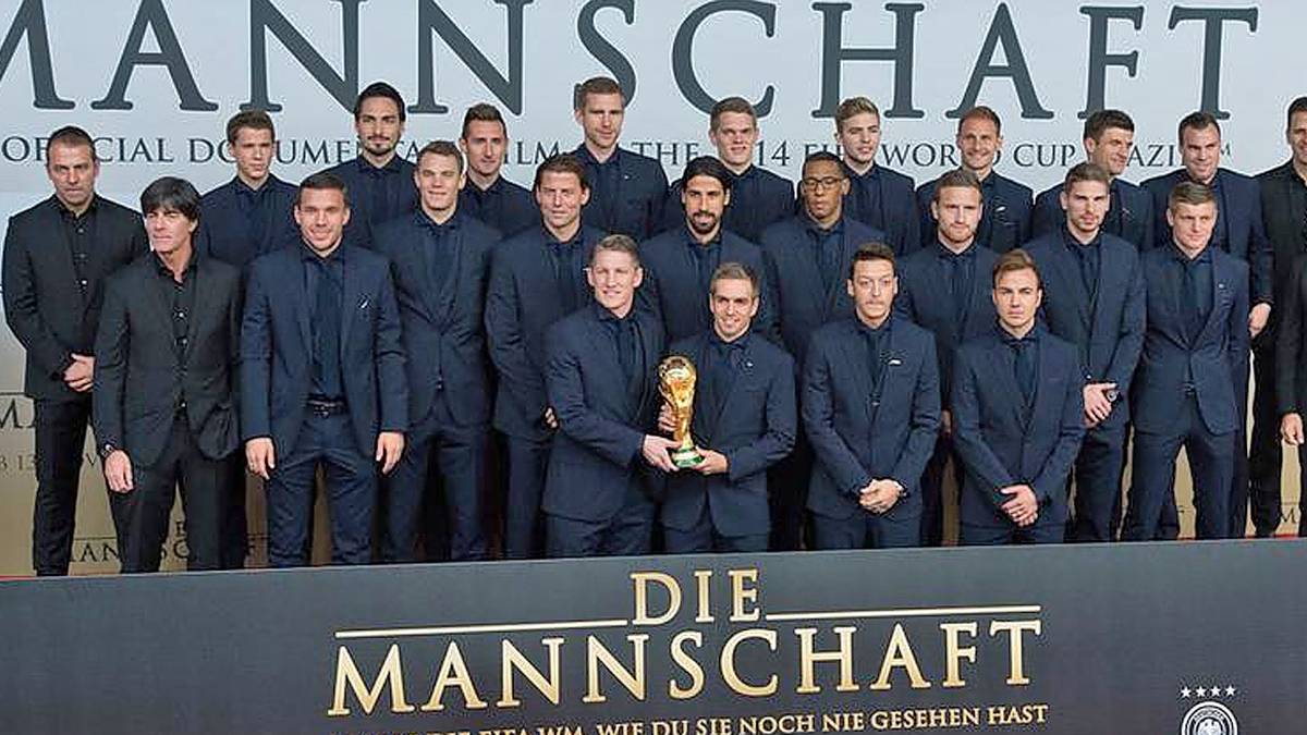 Gruppenbild mit Filmstars. Bevor der Weltmeisterstreifen "Die Mannschaft" in Berlin Premiere feiert, grinsen die DFB-Spieler mit dem Goldpokal in die Kamera (Copyright: twitter/DFB_Team)