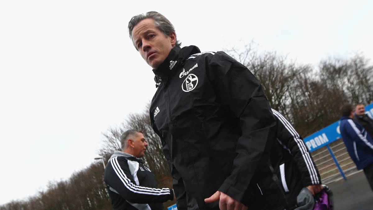 Im Oktober 2014 wird Keller entlassen. Er findet während der ganzen Zeit als Cheftrainer nie sein Glück - und das trotz zweimaliger Champions-League-Qualifikation. Heldt stärkt Keller zwar immer wieder den Rücken, doch am Ende trennen sich die Wege 