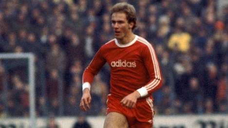 Karl-Heinz Rummenigge wird 1976 mit dem FC Bayern Europapokalsieger der Landesmeister. Seitdem führt er vor jedem Bayern-Spiel ein kurioses Ritual durch.