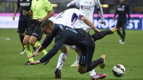 Lukas Podolski von Inter Mailand strauchelt im Spiel gegen den AC Florenz