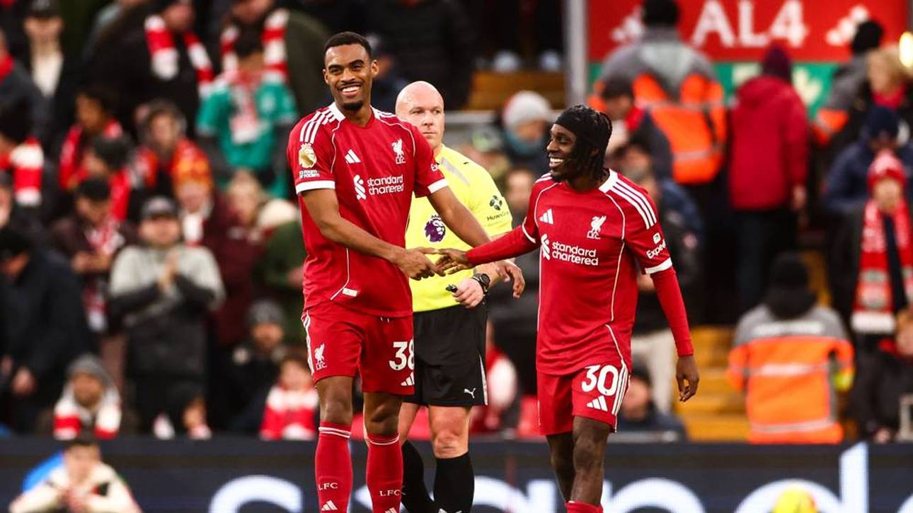 Jeremie Frimpong (r.) feierte seinen ersten Premier-League-Assist