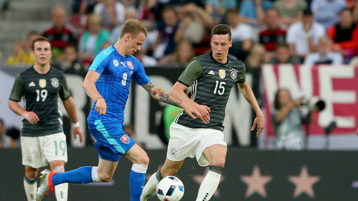 JULIAN DRAXLER: Trotz langer Verletzungspause schon wieder mit gutem Zug Richtung Tor. Verpasst nach Khedira-Pass per Direktabnahme das 2:0 (32.). Versucht in der zweiten Halbzeit als Zehner noch Schwung reinzubringen und auf dem Kurzpass-unfreundlichen Untergrund auch mal den Abschluss zu suchen. Ordentlicher Auftritt. SPORT1-Note: 3
