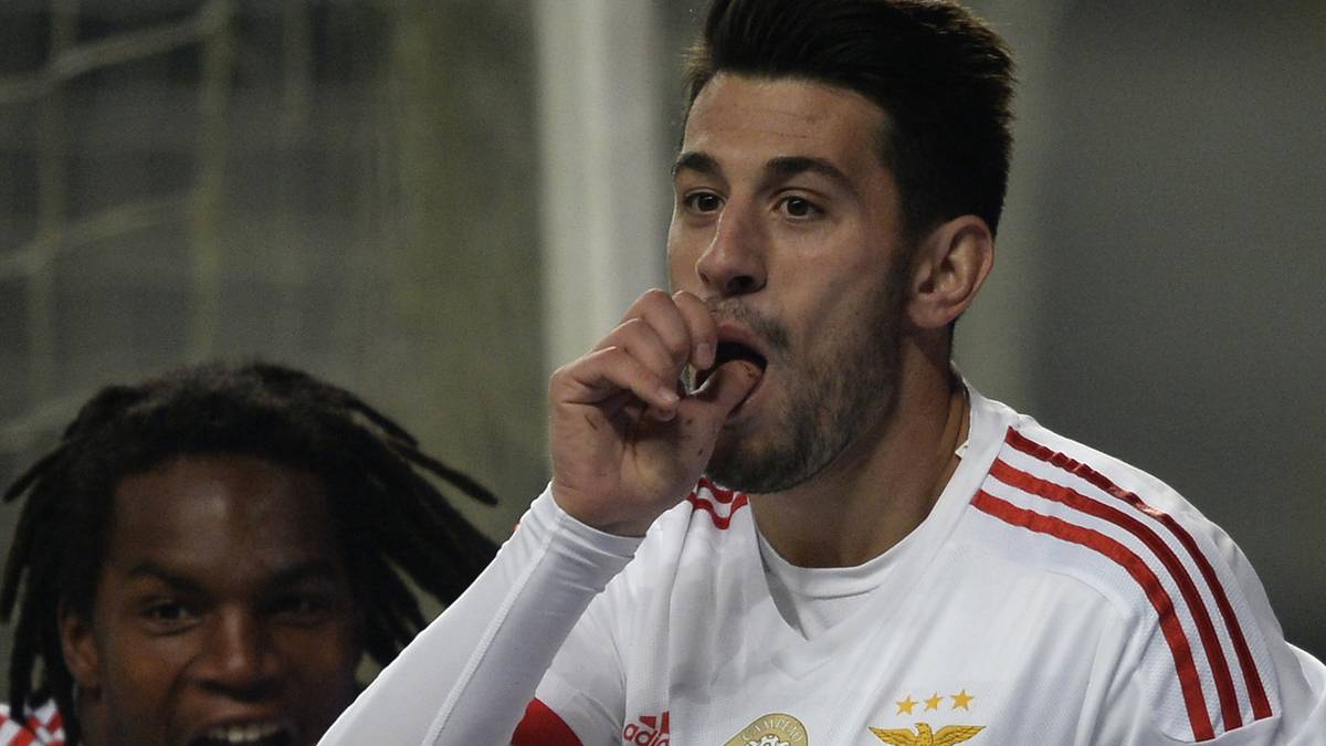 PIZZI: Einer jener typischen portugiesischen Spieler, bei denen man sich immer fragt, wie es ein so kleines Land immer wieder schafft, solche Bewegungstalente mit herausragenden technischen Fähigkeiten hervorzubringen. Sehr guter Flankenschläger, großer Tordrang, aber nicht robust und schnell genug für die absolute Weltspitze. Bei Atletico Madrid und Espanyol Barcelona eher unauffällig, bei Benfica aber unumstritten und seit Wochen sehr gut drauf. Unentschieden. 5,5:2,5.
