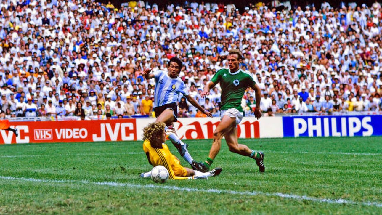 Jorge Burruchaga (stehend links)  trifft zum 3:2 im WM-Finale 1986