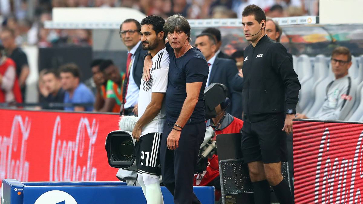 Pfiffe gegen Gündogan überschatteten die dürftige Generalprobe gegen Saudi-Arabien. Die Spieler stellten sich hinter Özil und Gündogan. "Wenn wir Weltmeister werden wollen, brauchen wir Ilkay und Mesut", sagte Mario Gomez. Bundestrainer Joachim Löw betonte, er mache sich wegen der WM "keine Sorgen"