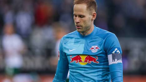 Torhüter Peter Gulacsi von DFB-Pokalsieger RB Leipzig wird nach seinem Kreuzbandriss im rechten Knie am Sonntag in Innsbruck operiert.