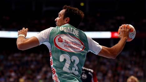 Cristian Ugalde steht für Hannover-Burgdorf gegen die Füchse aus Berlin auf dem Feld