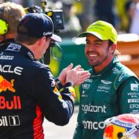 Fernando Alonso hat beim Monaco-GP realistische Siegchancen. Doch der Aston-Martin-Pilot hofft auf Schützenhilfe von Max Verstappen - und macht ihm ein kurioses Angebot. Der Red-Bull-Fahrer outet sich derweil als Alonso-Fan.