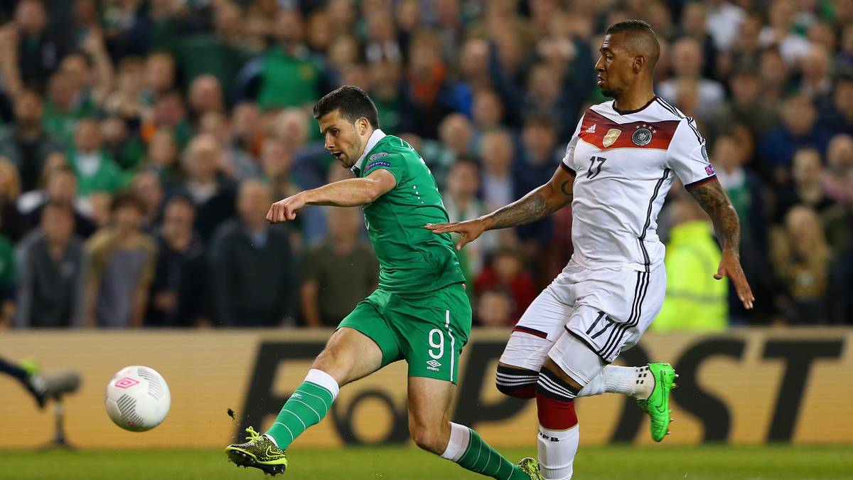 Und dann kommt es, wie es kommen muss. Nach einem langen Ball von Irlands Keeper Randolph entwischt der kurz zuvor eingewechselte Shane Long der deutschen Abwehrreihe und lässt Manuel Neuer mit einem satten Schuss keine Abwehrchance