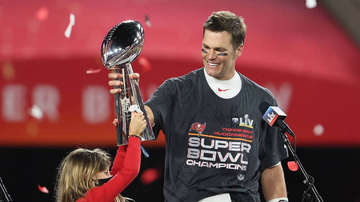 Großen Anteil daran hat einmal mehr Tom Brady: Nach sechs Meisterschaften mit den Patriots beschert er den Buccaneers nach fast 20 Jahren mal wieder den Titel. Neben seinem siebten Meisterring darf er sich auch über seine fünfte Auszeichnung als Super-Bowl-MVP freuen - es sollen keine weiteren mehr hinzukommen