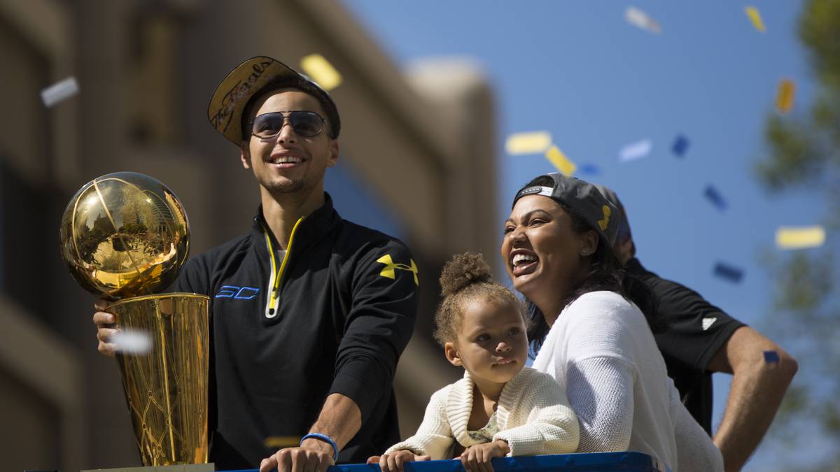 Bei der Siegesparade nach dem NBA-Triumph dürfen Frau und Kind natürlich nicht fehlen