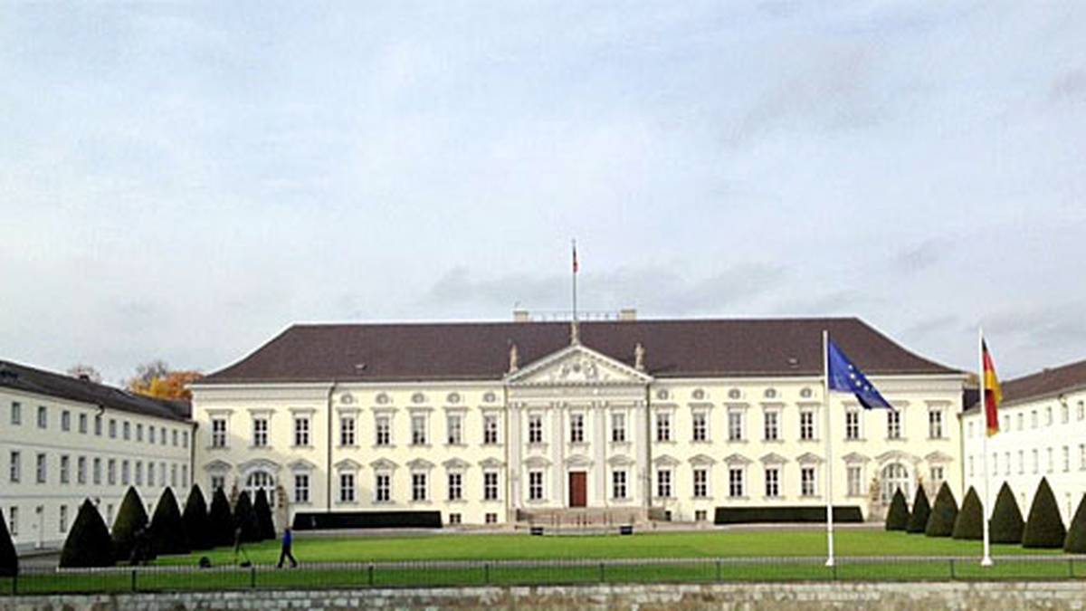Im Berliner Schloss Bellevue erhalten die Weltmeister von Brasilien das Silberne Lorbeerblatt. Das Anwesen ist der erste Amtssitz des deutschen Bundespräsidenten Joachim Gauck. Copyright: twitter@JochenStutzky
