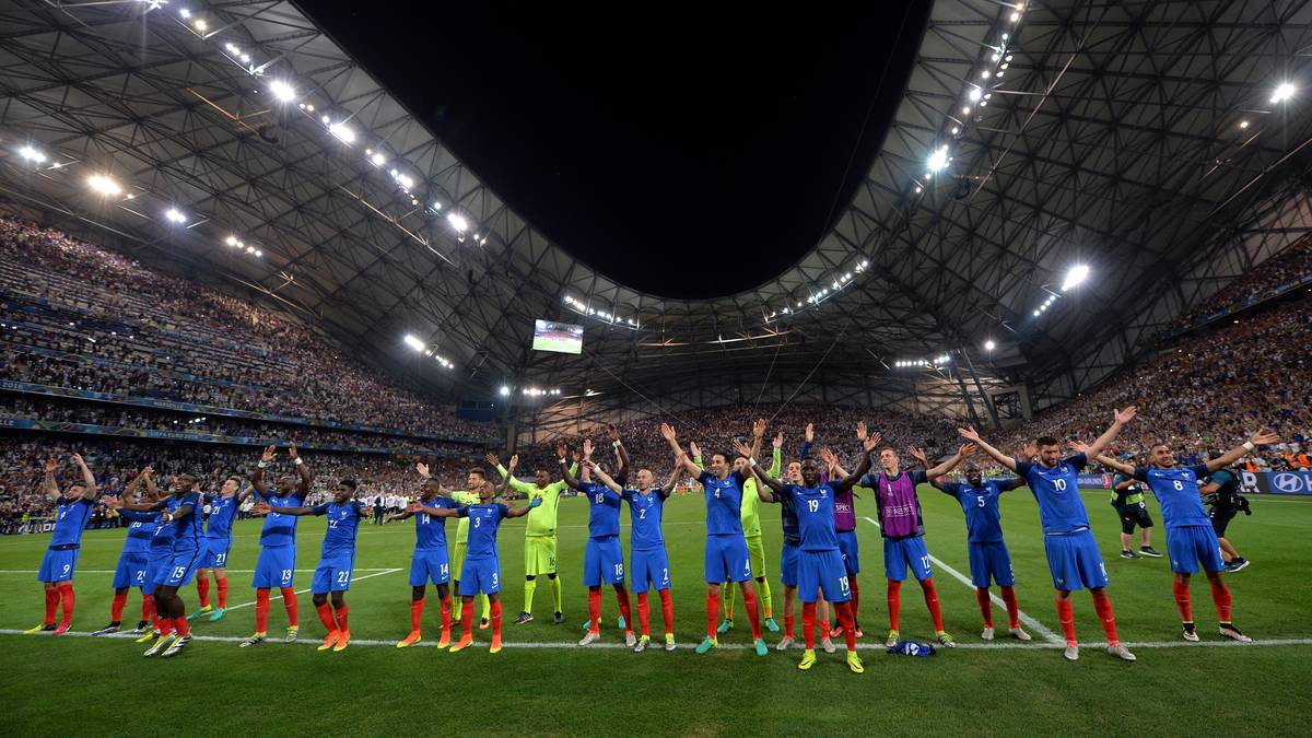 Didier Deschamps' Spieler gehen zu den Fans, die sich für dieses Spiel etwas überlegt haben. Oder auch nicht