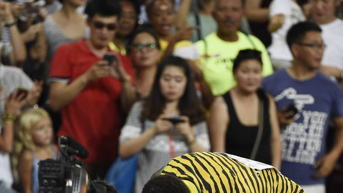 Nach dem Schreck rappelt sich der Superstar schnell wieder auf