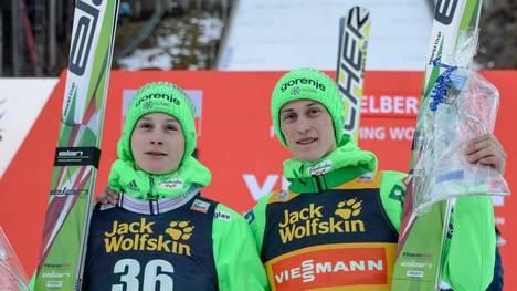 Domen (l.) und Peter Prevc gelangt beim Skisprung-Weltcup in Engelberg ein historischer Triumph