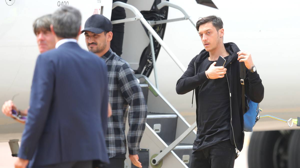 Dicht hinter dem DFB-Coach: Die zuletzt durch ihr Werbefoto für Erdogan ins Gerede gekommenen Ilkay Gündogan und Mesut Özil