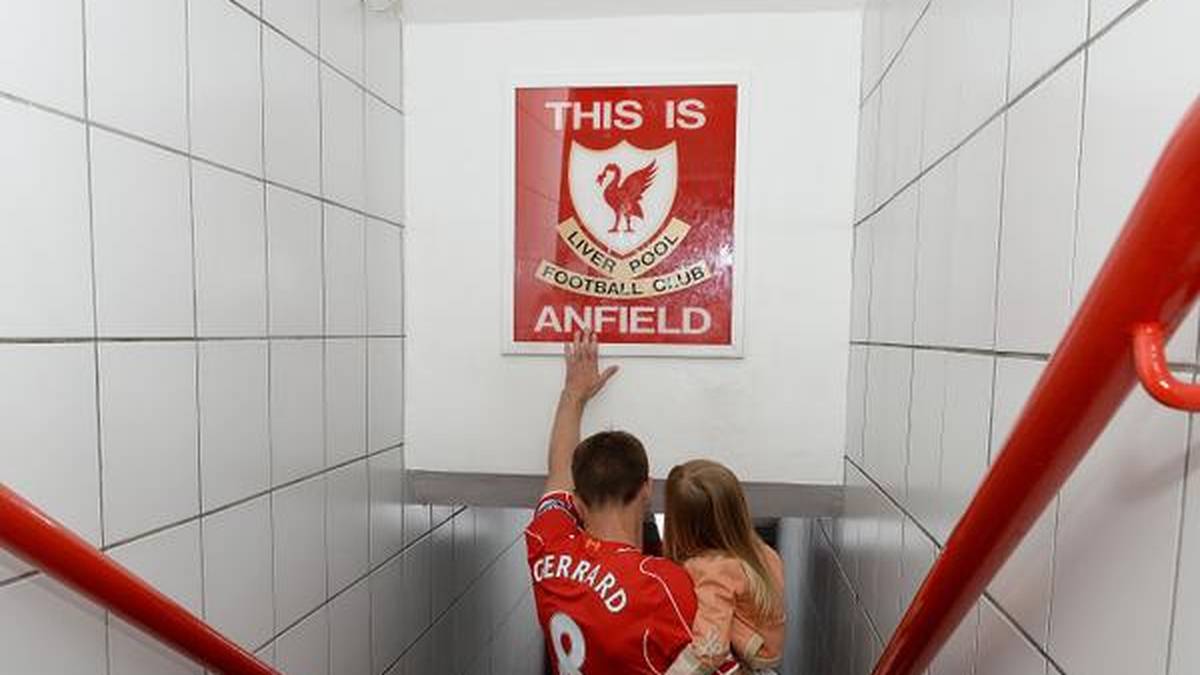 Und nun kommt er, sein letzter Auftritt: Steven Gerrard läuft zum letzten Mal an der Anfield Road ein, und zwar...
