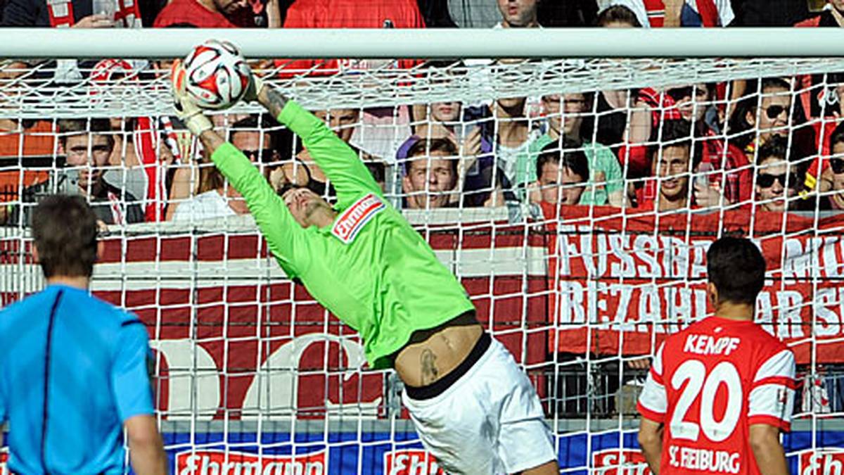 Leverkusen spielt auch in Unterzahl nach vorne, verzweifelt aber an Roman Bürki im Freiburger Tor. Der lenkt einen Schuss von Karim Bellarabi an die Latte