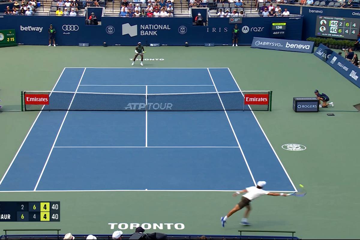 Im Achtelfinale von Toronto setzt sich Alex De Minaur dank einer Energieleistung gegen Francis Tiafoe durch.