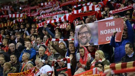 Liverpool-Fans mit Plakat von Jürgen Klopp