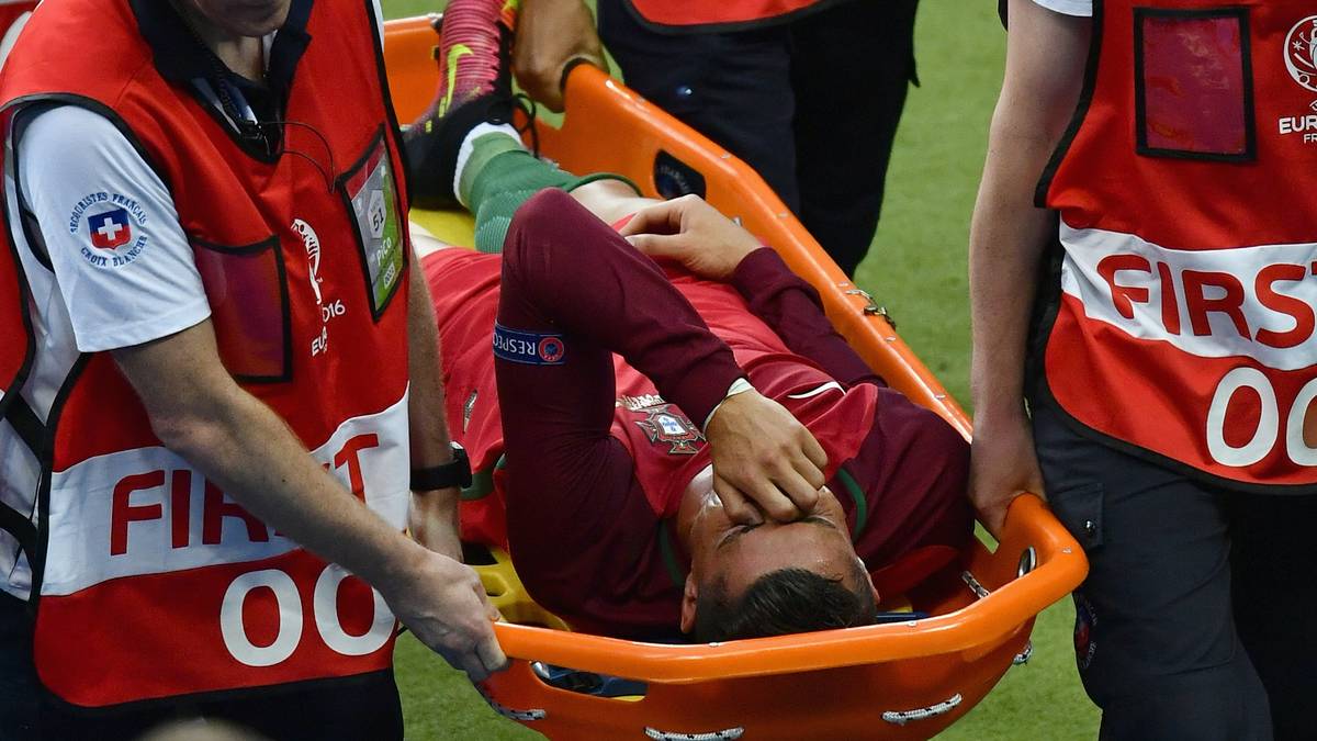 Doch wenig später ist klar: Es geht nicht weiter. Nach 25 Minuten wird er mit einer Trage vom Spielfeld transportiert