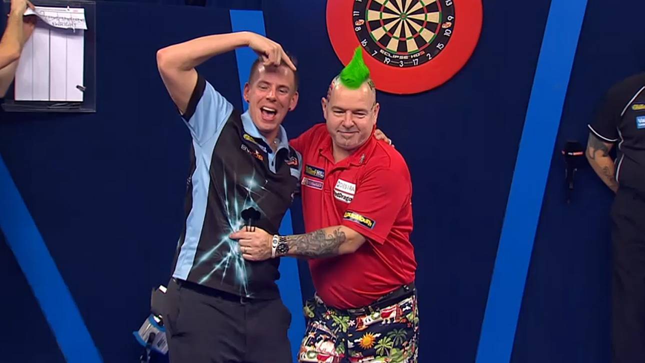 Clayton schockt Price – Wright feiert