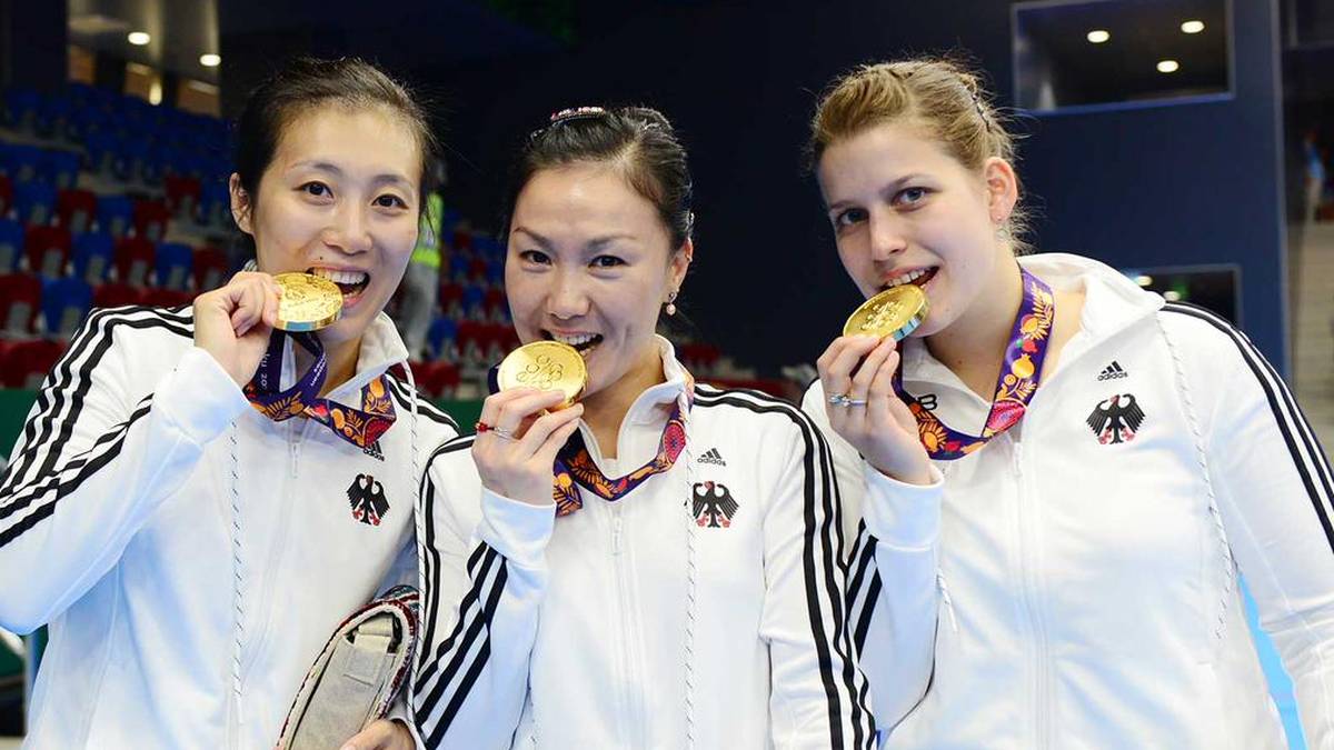 Neben den Ringern beißen auch die Tischtennis-Damen zu. Han Ying, Shan Xiaona und Petrissa Solja lassen sich die Goldmedaille schmecken
