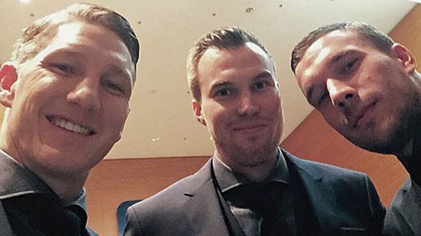Bastian Schweinsteiger, Kevin Großkreutz und Lukas Podolski (v.l.) haben sich für den Empfang schick gemacht. Podolski stellt "Die drei Gentlemen" auf Instagram vor. Copyright: Instagram@poldi_official
