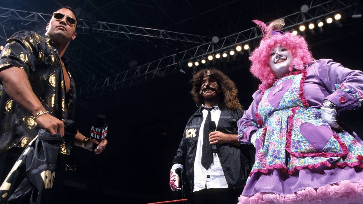 27. NOVEMBER 1999 - Superstar The Rock wird von seinem vom Feind zum Freund gewordenen Partner Mankind gefeiert - mit einer Verbeugung vor dem TV-Klassiker "This is your Life" ("Das ist Ihr Leben!"). Die unterhaltsame Revue sorgte für einen bis heute gültigen Rekord: Kein RAW-Segment fuhr je eine höhere TV-Quote ein