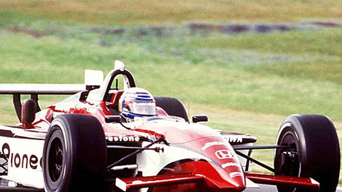 2001 kehrt er zurück in die Champ-Car-Serie. Das Comeback glückt vorerst nicht. Doch am 15. September 2001 führt am Lausitzring in Brandenburg nach langer, langer Zeit mal wieder ein Rennen an. Es folgt der Moment, der Alex Zanardis Leben nachhaltig beeinflussen wird