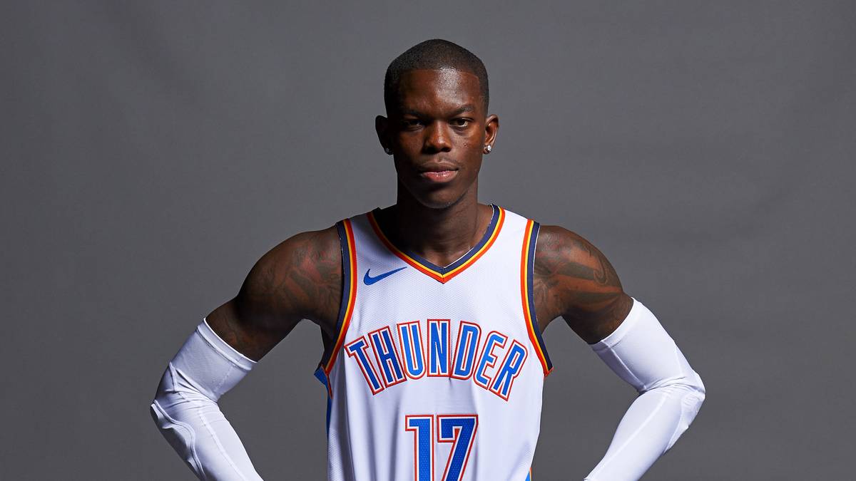 Auf Dennis Schröder wartet in der NBA eine spannende Saison. Der 26-Jährige geht in seine zweite Saison bei den Oklahoma City Thunder - allerdings unter neuen Voraussetzungen. Russell Westbrook  und Paul George verließen OKC, um den Titel geht es vorerst nicht mehr