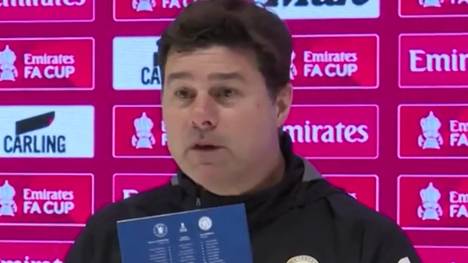 Nach dem Einzug ins Halbfinale des FA Cups erklärte Trainer Mauricio Pochettino den anwesenden Journalisten ausführlich, warum Chelsea derzeit so einen großen Kader hat - gar mit einer Anschauungstafel.