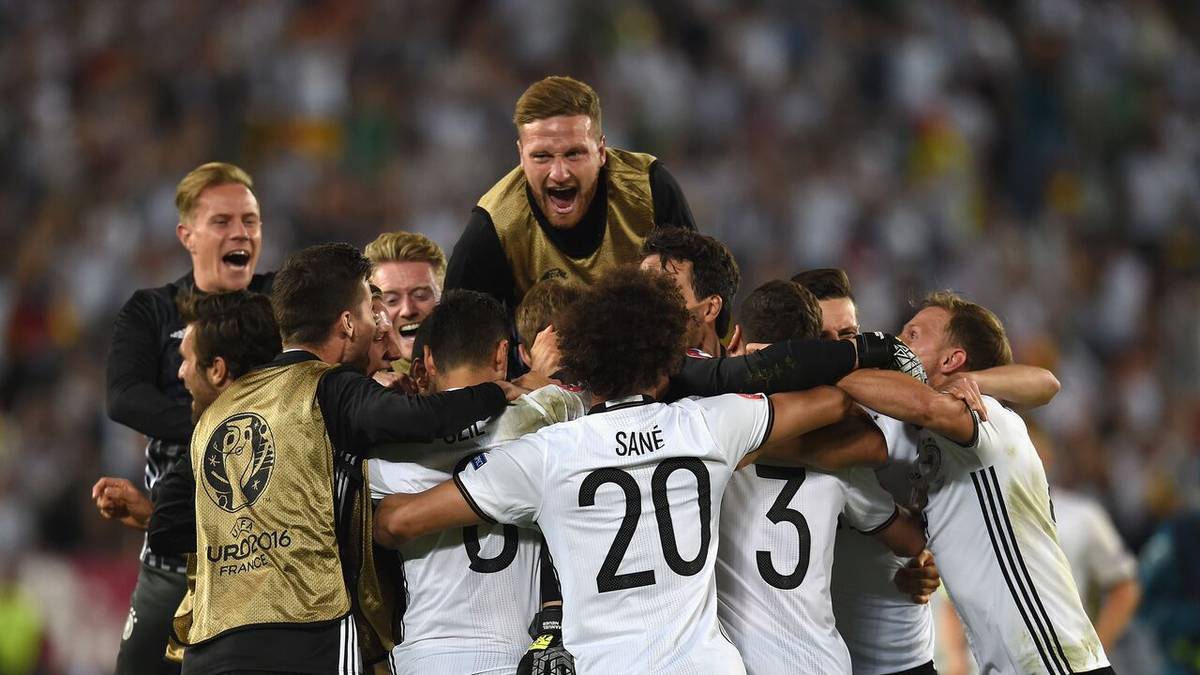 Anschließend verschwindet der Kölner in der Jubeltraube seiner Mannschaftskollegen