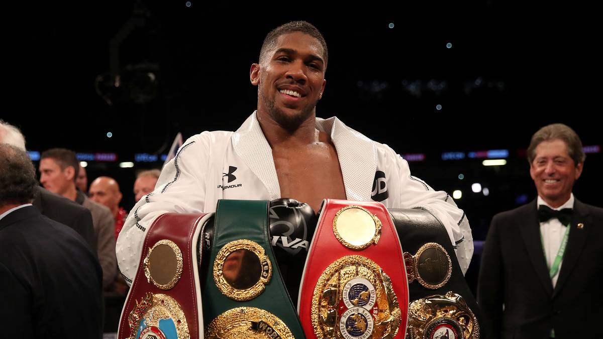 Jetzt hat er schon Drei! Anthony Joshua gewinnt das mit Spannung erwartete Duell mit Joseph Parker vor 80.000 Zuschauern in Cardiff und besitzt damit nun die Gürtel der Verbände IBF, WBA und WBO. SPORT zeigt die Bilder rund um den Mega-Fight