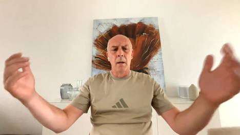 Mario Basler äußert sich bei WM Aktuell zu DFB-Kapitän Joshua Kimmich. Der SPORT1-Experte sieht den Bayern-Akteur dabei nicht unbedingt als Führungsspieler und kritisiert dessen Interpretation der Rolle des Rechtsverteidigers. 