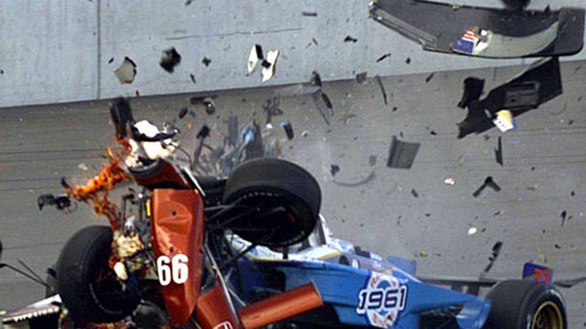 13 Runden vor Schluss liegt der aus dem hinteren Feld gestartete Zanardi in Führung. Nach seinem Boxenstopp gerät er auf das Gras und verliert die Kontrolle über sein Fahrzeug. Das schleudert auf die Straße. Alex Tagliani kann nicht mehr ausweichen...