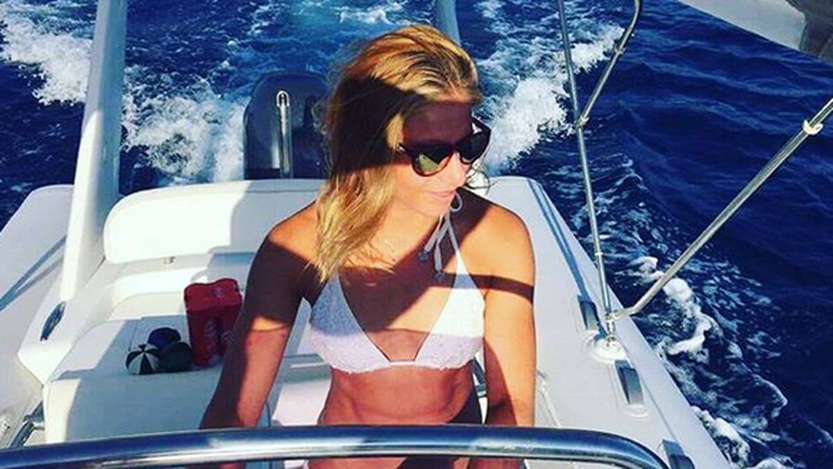 Im Sommer ist Ledecka statt auf der Piste auf dem Wasser zu finden und flitzt mit einem Speedboot über das kühle Nass