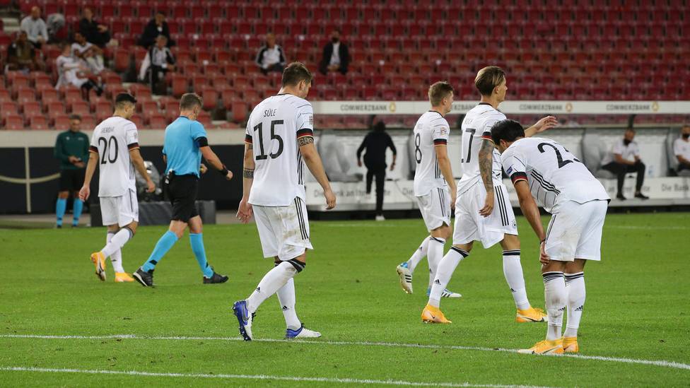 Den deutschen Nationalspieler ist nach dem späten Gegentor gegen Spanien die Enttäuschung anzumerken 
