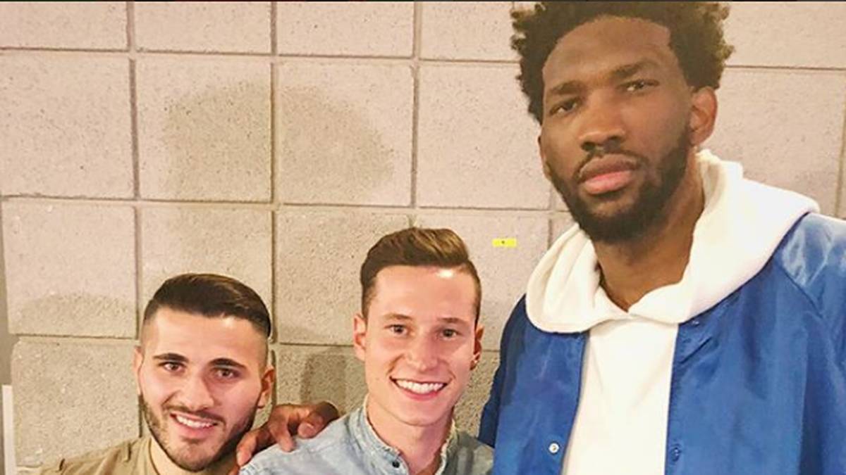 Mit 1,87 m zählt Draxler wahrlich nicht zu den kleinen Spielern. Beim Besuch eines NBA-Spiels in London sehen er und Sead Kolasinac neben 76ers-Star Joel Embiid aber ziemlich klein aus