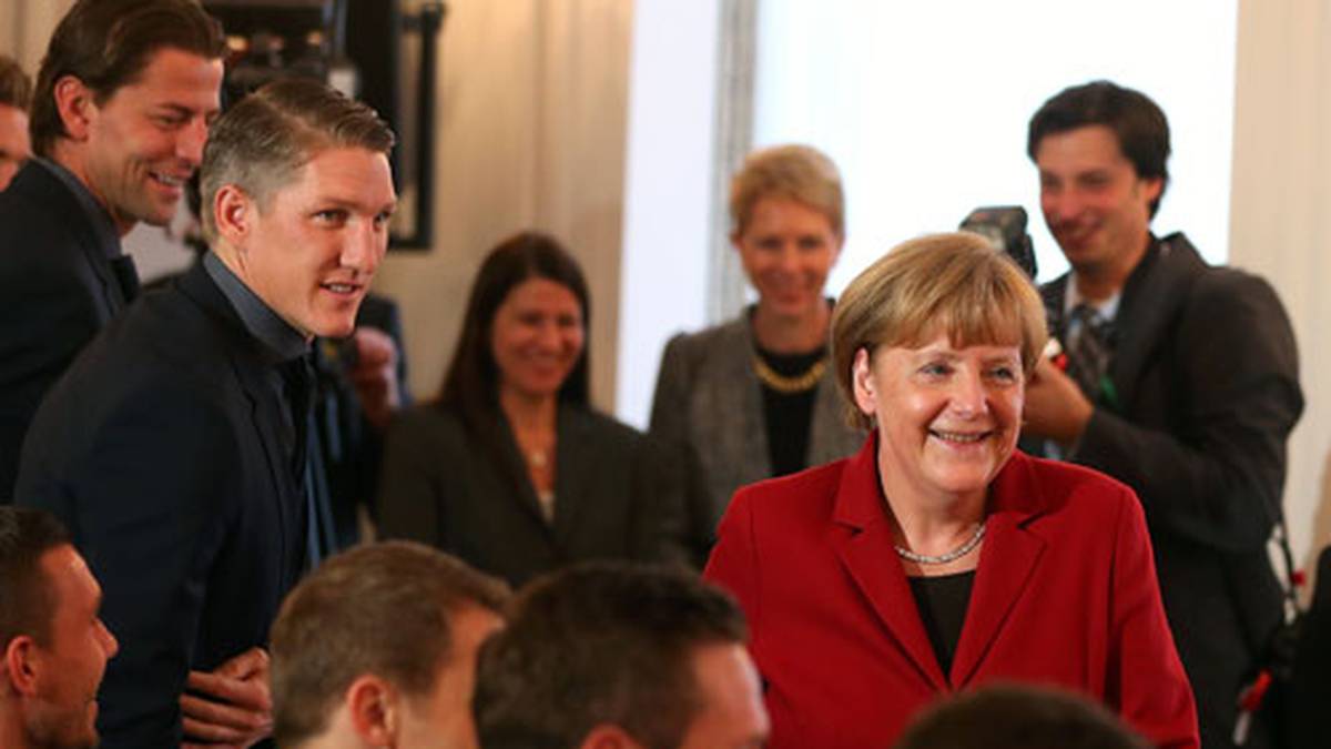 Natürlich fehlt auch Bundeskanzlerin Angela Merkel nicht. Sie nimmt die Ehrung gemeinsam mit dem Bundespräsidenten vor und begrüßt zuvor jeden Weltmeister persönlich