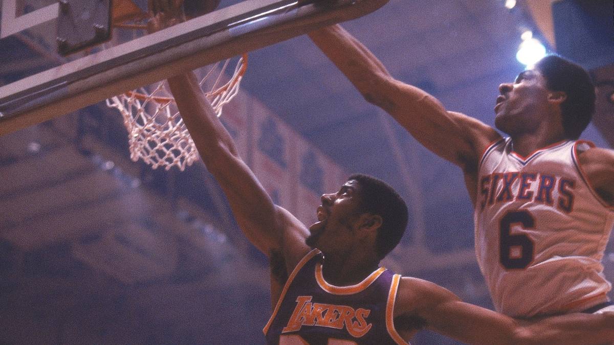 RANG 7 - LOS ANGELES LAKERS vs. PHILADELPHIA 76ERS: In den Finals 1980 schreibt Magic Johnson (M.) NBA-Geschichte. Er ist bis heute der einzige Rookie, der zum Finals-MVP gewählt wird. Im entscheidenden Spiel startet der gelernte Aufbauspieler als Center (!) und schockt mit 42 Punkten, 15 Rebounds und 7 Assists die Sixers um den legendären Julius Erving. 1983 revanchiert sich Philly dank des überragenden Moses Malone