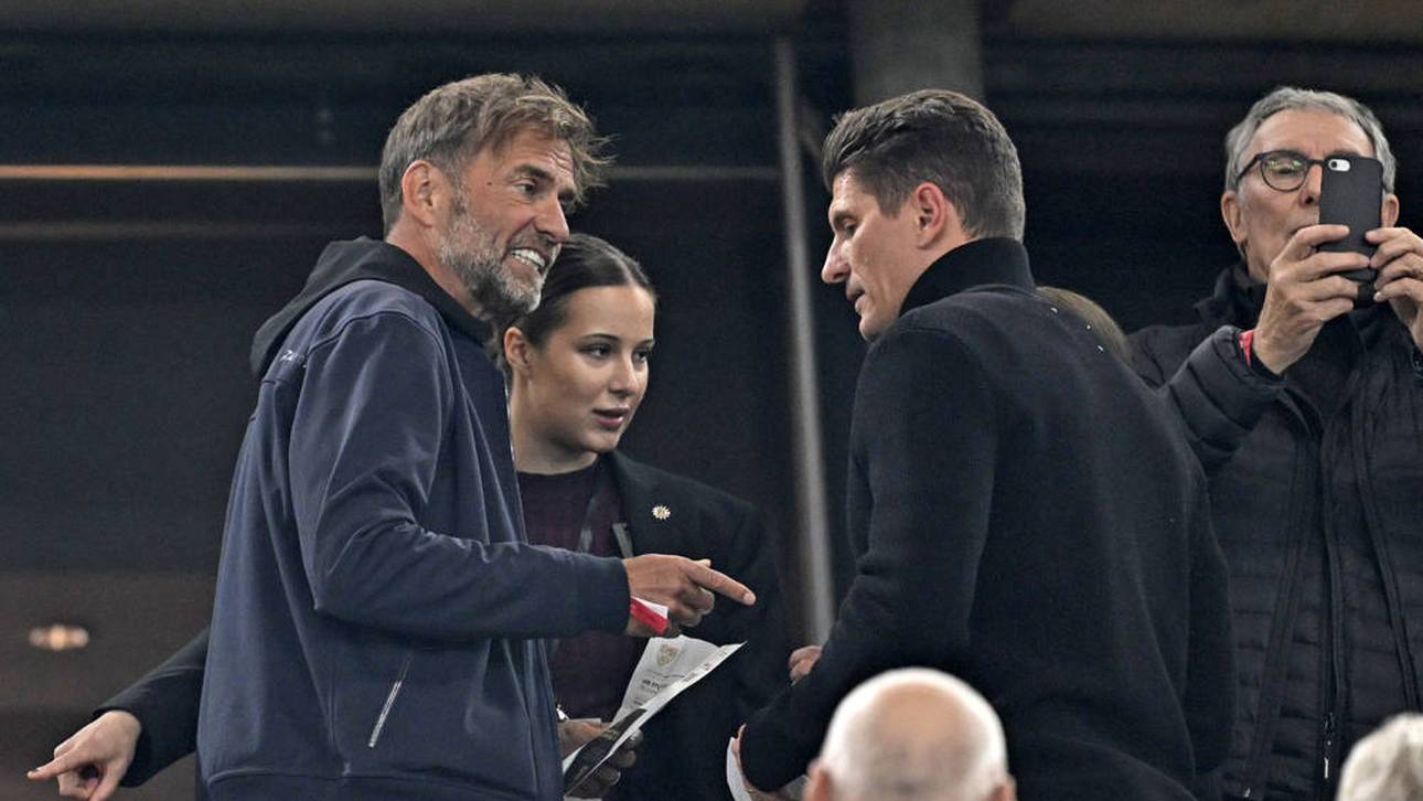 Jürgen Klopp schaute sich das Halbfinale im DFB-Pokal in Stuttgart auf der Tribüne an