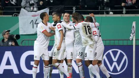 Eintracht Frankfurt feiert den Sieg über RB Leipzig