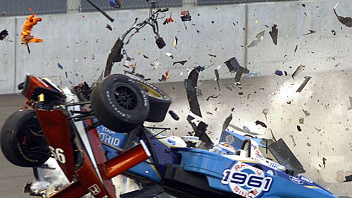 ... und kracht mit über 300 km/h im Cockpit-Bereich in Zanardis Auto, was in zwei Teile zerbricht