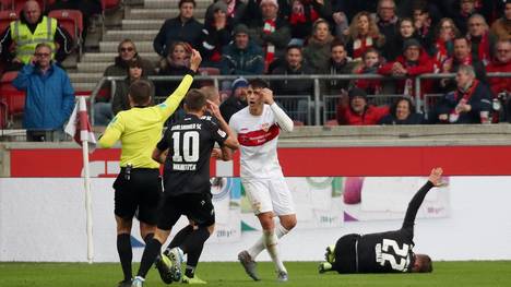 Nach seinem Brutalo-Foul gegen Christoph Kobald sieht VfB-Kapitän Marc-Oliver Kempf die Rote Karte