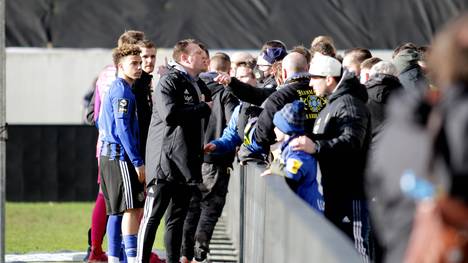 Verärgerte Saarbrücker Fans entern den Innenraum und stellen Uwe Koschinat zur Rede